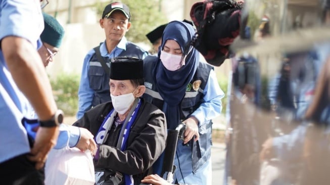 Jemaah haji kloter I tiba di sejumlah hotel yang ada di Kota Madinah. Mereka disambut petugas haji yang siap melayani selama musim haji 2025. [Kemenag]