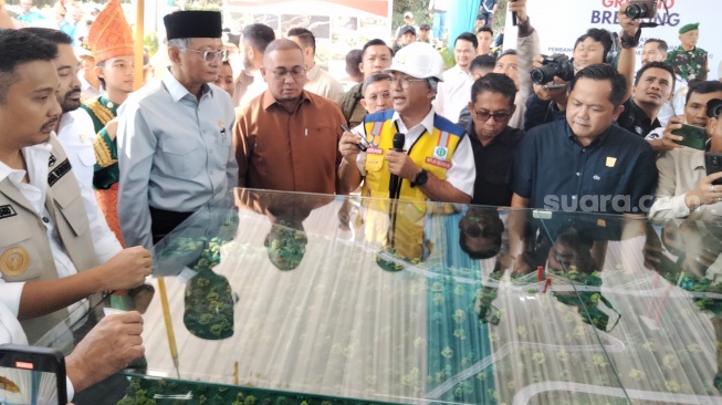 Menteri Pekerjaan Umum Dody Hanggodo saat melakukan groundbreaking Flyover Sitinjau Lauik. [Suara.com/Saptra S]