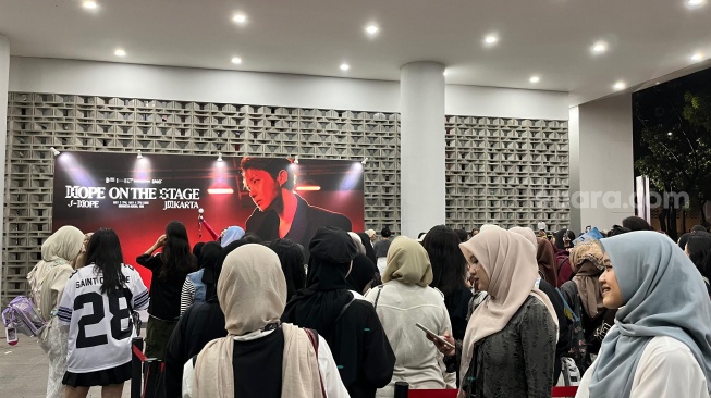 Sejumlah perempuan yang juga calon penonton konser J-Hope di Indonesia Arena, GBK, Jakarta Pusat pada Sabtu (3/5/2025). [Rena Pangesti/Suara.com]