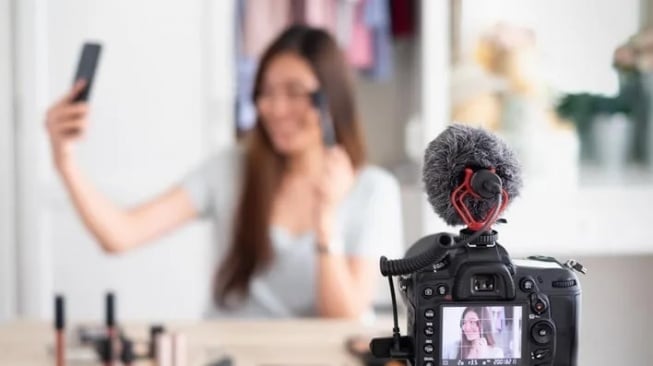 OJK: Ada Influencer yang Menyesatkan Terhubung dengan Keuangan Ilegal