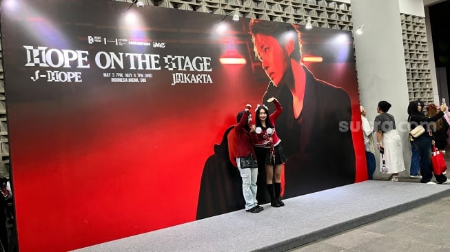 Dua calon penonton konser J-Hope di Indonesia Arena, GBK, Jakarta Pusat pada Sabtu (3/5/2025). [Rena Pangesti/Suara.com]