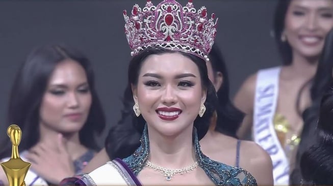 5 Look Mewah Firsta Yufi Amarta Putri, Wakil Jawa Timur Menangkan Puteri Indonesia 2025