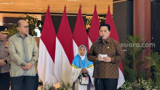 Menteri Badan Usaha Milik Negara (BUMN) Erick Thohir menyampaikan rencana merevitalisasi Terminal 1F Bandara Internasional Soekarno Hatta untuk maskapai Low Cost Carrier (LCC). (Suara.com/Novian)