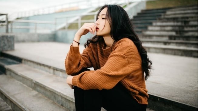 Ilustrasi ketika seorang wanita sedang menikmati kesendirian (Unsplash.com/Anthony Tran)