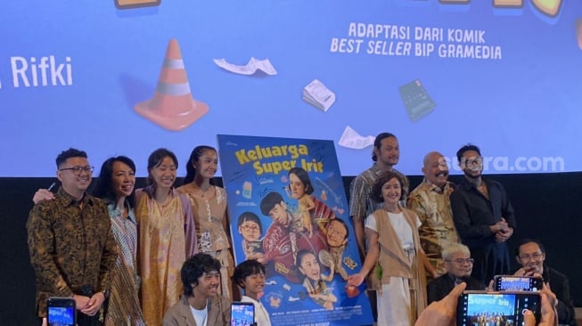 Keluarga Dwi Sasono dan Widi Mulia dalam konferensi pers film Keluarga Super Irit di kawasan Kuningan, Jakarta Selatan, Sabtu, 3 Mei 2025. [Suara.com/Tiara Rosana]