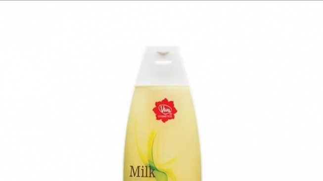Viva Milk Cleanser Lemon, salah satu rekomendasi produk skincare Viva yang dapat membantu mengatasi breakout dan jerawat (Shopee/Viva Cosmetics Official Shop)