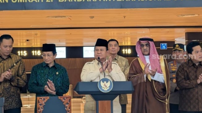Presiden Prabowo (tengah) saat meresmikan Terminal Haji dan Umrah di Bandara Soetta, Cengkareng, Tangerang. (Suara.com/Novian)