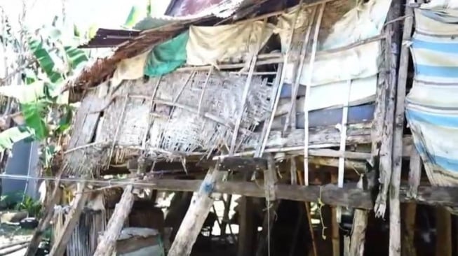 Gubernur Sulsel Andi Sudirman masuk ke rumah warga di Kabupaten Takalar dan terenyuh saat melihat isi rumah [SuaraSulsel.id/Istimewa]