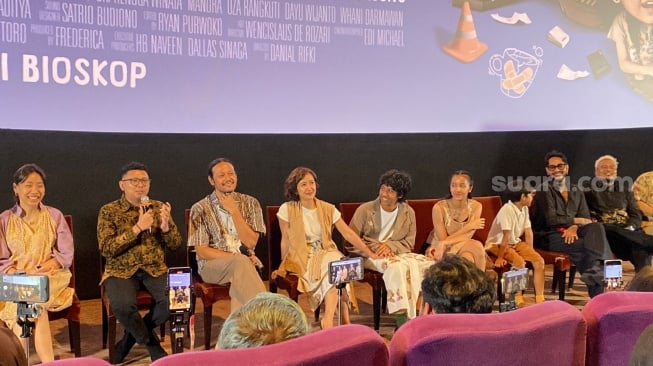 Keluarga Dwi Sasono dan Widi Mulia dalam konferensi pers film Keluarga Super Irit di kawasan Kuningan, Jakarta Selatan, Sabtu, 3 Mei 2025. [Suara.com/Tiara Rosana]