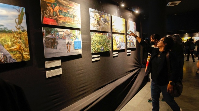 Sejumlah pengunjung mendatangi Pameran PFI Jogja di UGM. (dok.Istimewa)