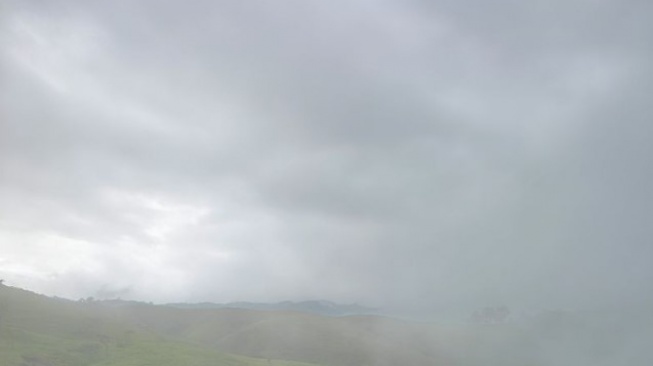 Kabut menyelimuti perbukitan di Desa Ndikosapu, Kabupaten Ende, Nusa Tenggara Timur [SuaraSulsel.id/ANTARA]