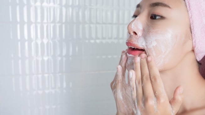Mitos atau Fakta: Cuci Muka Saat Cuaca Panas Menyebabkan Jerawat? Ini Penjelasan Dokter