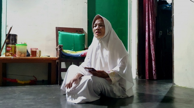 Siti Khopsah (59) saat diwawancarai di kediamannya, Sleman. [Hiskia/Suarajogja]