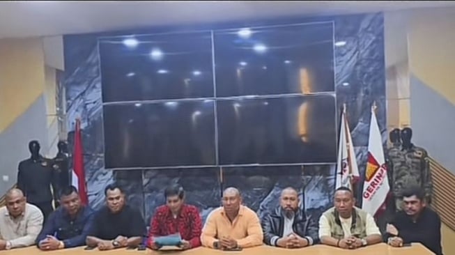 Hasil tangkapan layar video pelantikan pengurus ormas GRIB Jaya berlatar bendera Partai Gerindra di Denpasar, Bali, Sabtu (3/5/2025). (ANTARA/HO-tiktok vincenseran416)