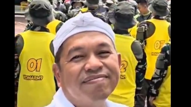 Gubernur Jawa Barat (Jabar) Dedi Mulyadi saat merekam aktivitas para siswa yang digembleng ke barak militer. Dalam video itu, tampak puluhan siswa 'bermasalah' itu sedang mengikuti latihan baris-berbaris yang dipandu oleh sejumlah prajurit TNI. (tangkapan layar/X)