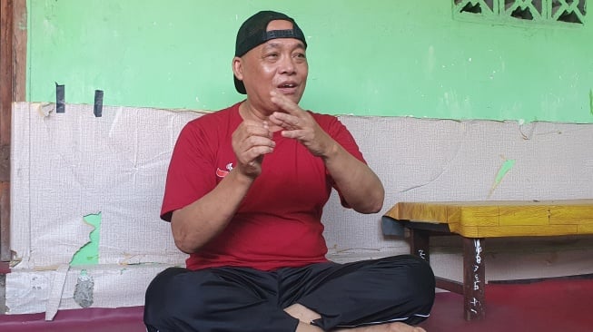 Ayah Shafira, Erliyansah berbincang sejumlah prestasi sang buah hati di Sleman. [Hiskia/Suarajogja]