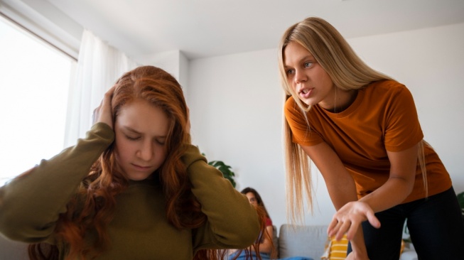 ilustrasi orang suka berbicara terus-menerus (freepik)