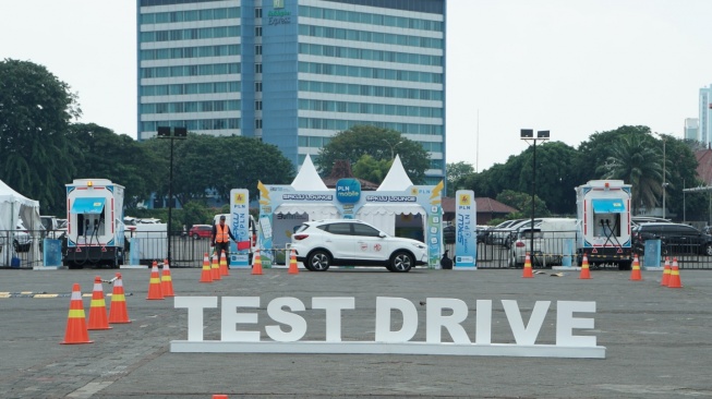 Arena test drive roda dua dan roda empat berbagai kendaraan tenaga listrik yang disajikan PEVS 2025 bagi seluruh pengunjung (Dok: Dyandra Promosindo)