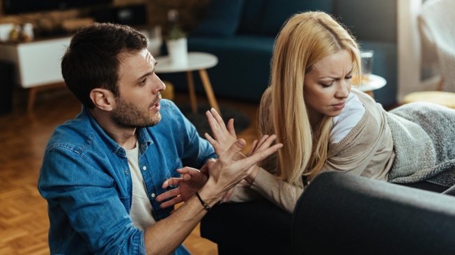 ilustrasi orang suka mengontrol (freepik/Drazen Zigic)