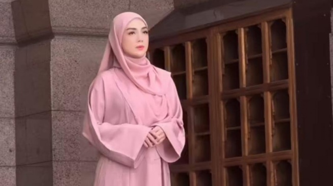Potret cantik Celine Evangelista Monica Maureen Ricci alias Celine Evangelista mengenakan hijab usai mualaf (Instagram/celine_evangelista)