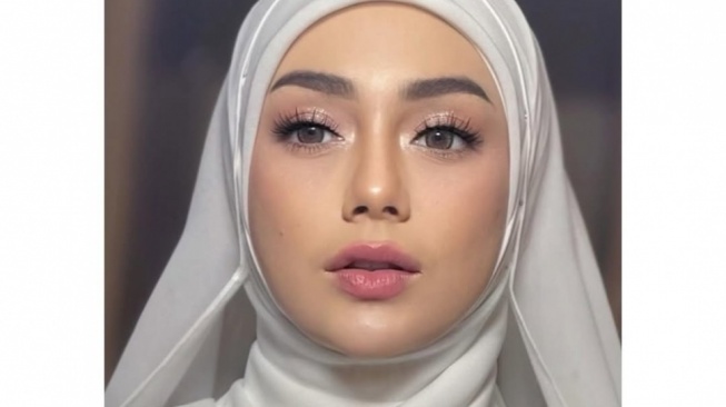 Potret cantik Celine Evangelista Monica Maureen Ricci alias Celine Evangelista mengenakan hijab setelah mualaf (Instagram/celine_evangelista)