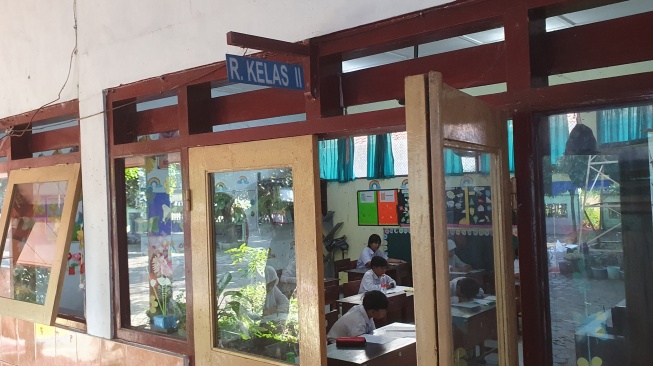 Atap Kelas Ambruk, Siswa Kelas VI SDN Kledokan Terpaksa Pindah Ruang Ujian