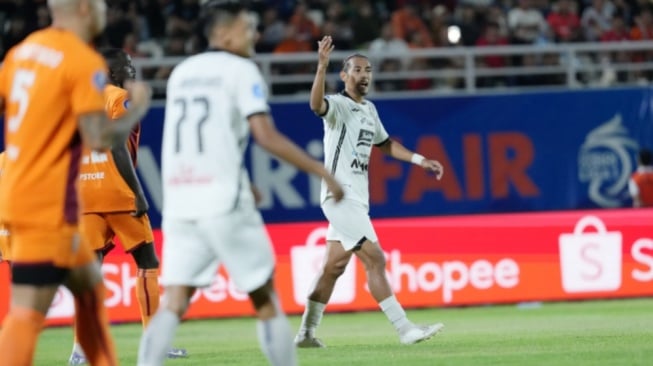 Potret pemain Persija Jakarta (putih) dalam laga lanjutan BRI Liga 1. (ligaindonesiabaru.com)