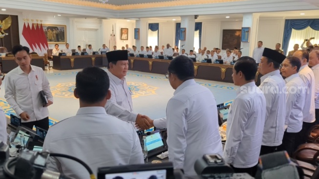 Hasan Nasbi Masih Ikut Sidang Kabinet, Prabowo Sapa 'Hei', Gibran Beri Senyum