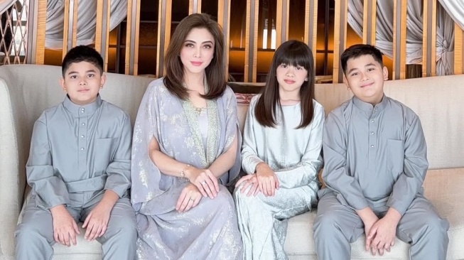 Potret cantik Dhena Aldhalia Devanka alias Dhena Devanka bersama ketiga anaknya (Instagram/dhenaaldhaliadevanka)