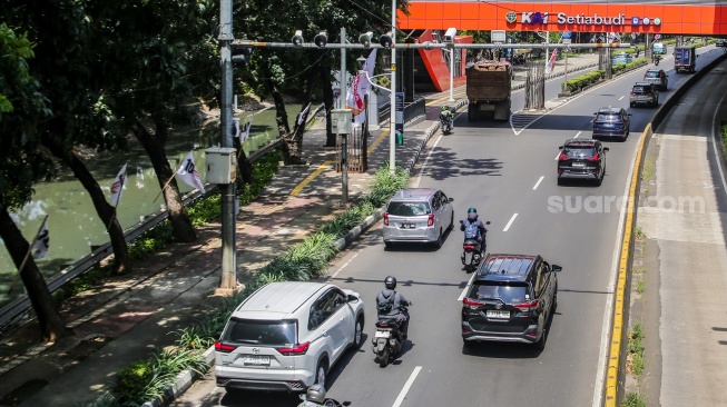Kamera tilang elektronik mobile atau ETLE (Electronic Traffic Law Enforcement) terpasang di Jalan Rasuna Said, Jakarta, Senin (5/5/2025). [Suara.com/Alfian Winanto]