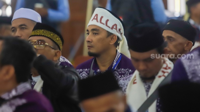 Calon jamaah haji menunggu pendataan di Asrama Haji Pondok Gede, Jakarta, Senin (5/5/2025). [Suara.com/Alfian Winanto]
