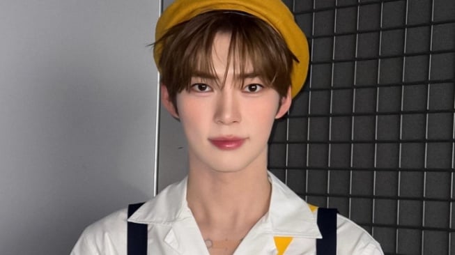 4 Ide Outfit ala Sung Hanbin ZEROBASEONE, Lebih Suka Gaya Edgy atau Clean?