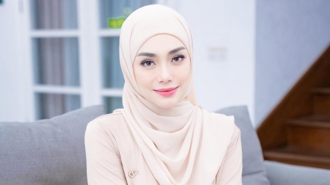 Potret cantik Celine Evangelista Monica Maureen Ricci alias Celine Evangelista mengenakan hijab usai mualaf (Instagram/celine_evangelista)