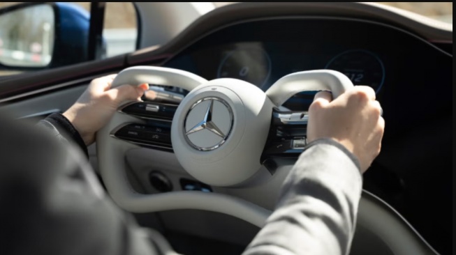 Setir terbaru Mercedes-Benz yang tak lagi bulat (Car and Driver)