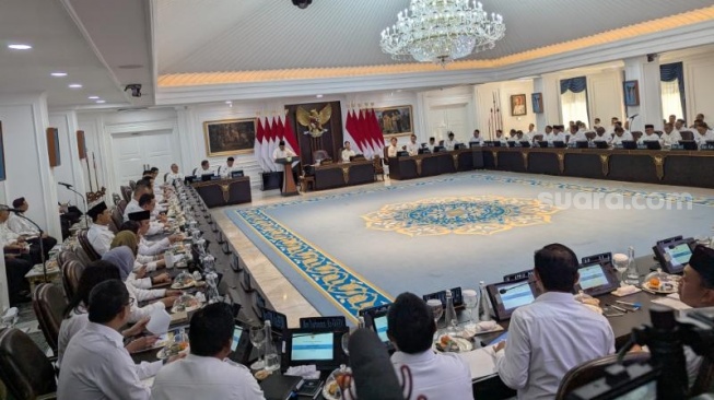 Presiden Prabowo Subianto berjabat tangan dengan Hasan Nasbi saat Sidang Kabinet Paripurna, Senin (5/5/2025) sore ini. (Suara.com/Novian)