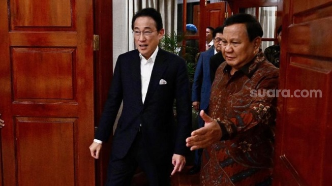Presiden Prabowo Subianto menerima kunjungan Utusan Khusus Perdana Menteri Jepang, Fumio Kishida kediamannya di Kertanegara, Jakarta, pada Minggu (4/5) malam. (Foto dok. Cahyo - Biro Pers Sekretariat Presiden)