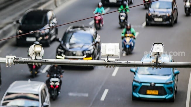 Kamera tilang elektronik mobile atau ETLE (Electronic Traffic Law Enforcement) terpasang di Jalan Rasuna Said, Jakarta, Senin (5/5/2025). [Suara.com/Alfian Winanto]