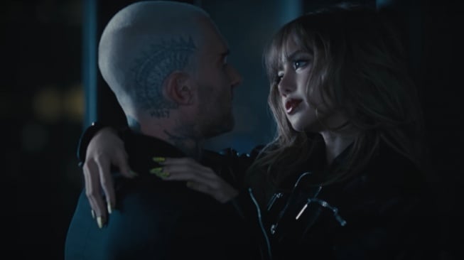 Kolaborasi Mewah Antara Lisa BLACKPINK dan Maroon 5 di MV Bertajuk Priceless