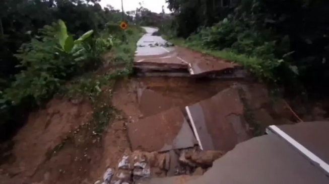 Jalan Terbelah, Harapan Warga Berau Bertumpu pada Jembatan Sementara