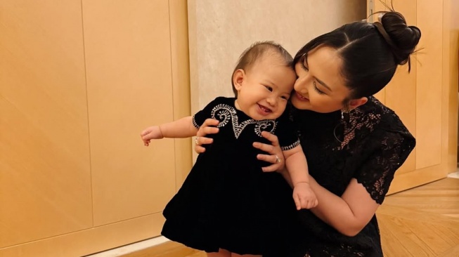 Jessica Mila bersama putrinya, Kyarra Arunika Hasibuan. [Instagram]