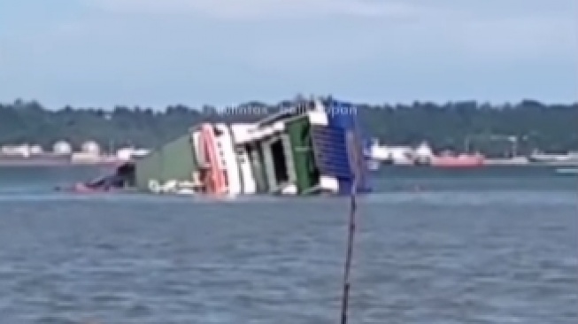 Kapal Feri Karam, Dua Penumpang Diduga Terjebak di Dalam Mobil