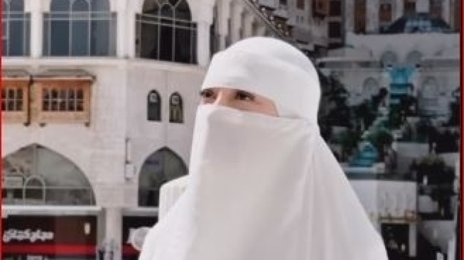Potret Celine Evangelista Monica Maureen Ricci alias Celine Evangelista memakai hijab dan niqab saat umrah di Tanah Suci (Instagram/celine_evangelista)