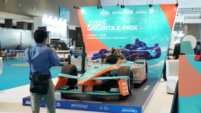 Serunya balap Formula E atau balap single seater tenaga listrik, utamanya saat attack mode dengan adu taktis gunakan kekuatan batere. Kendaraan balapnya dipajang di PEVS 2025 (Dok: Dyandra Promosindo)