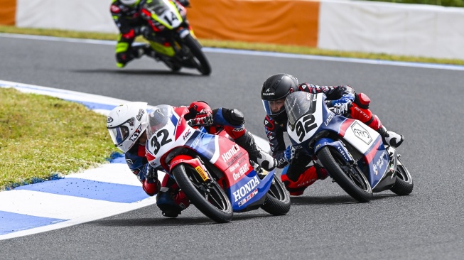 Pembalap PT Astra Honda Motor (AHM), Muhammad Kiandra Ramadhipa (kiri), meraih podium di ajang European Talent Cup (ETC) musim 2025 di Sirkuit Estoril, Portugal, Minggu (4/5/2025). [Dok PT AHM]