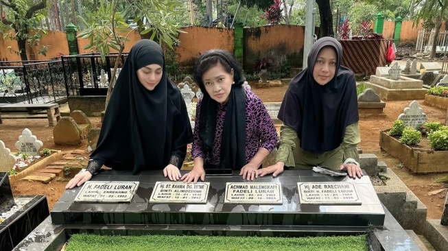 Potret Celine Evangelista berkerudung bergo saat ziarah ke makam kakek dan nenek (Instagram/celine_evangelista)