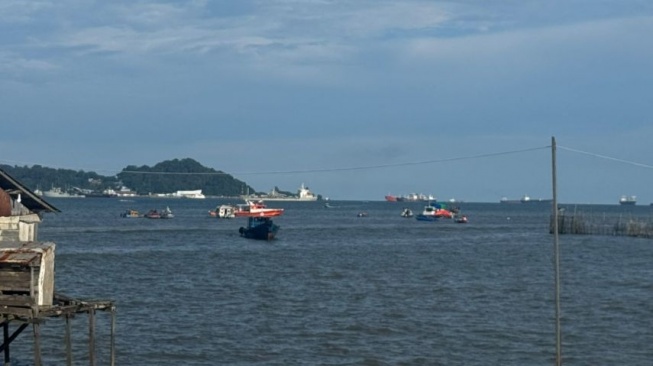 Suasana proses evakuasi KMP Monalisa yang sudah tenggelam secara penuh di bawah permukaan air. [kaltimtoday.co]