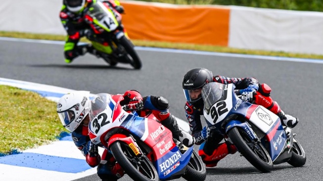 Muhammad Kiandra Ramadhipa menunjukkan potensinya sebagai pebalap masa depan Indonesia setelah mampu meraih podium dan mengibarkan Merah Putih di European Talent Cup seri perdana di Sirkuit Estoril, Protugal, Minggu (4/5).