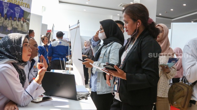 Pencari kerja memadati acara Jakarta Job Fair Jakarta di Gor Kemayoran, Jakarta, Selasa (6/5/2025). [Suara.com/Alfian Winanto]
