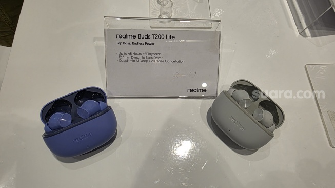 TWS Realme Buds T200 Lite yang resmi dikenalkan ke Indonesia bersama Realme 14 5G dan Realme 14T 5G di Jakarta, Selasa (6/5/2025). [Suara.com/Dicky Prastya]