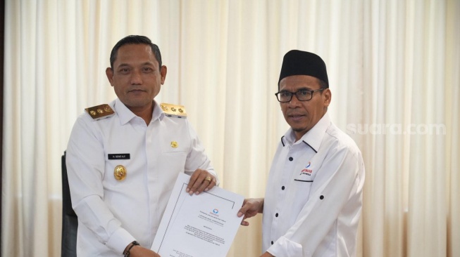 Perwakilan Ombudsman RI Kaltim menyerahkan Laporan Hasil Pemeriksaan (LHP) kepada Wakil Gubernur Kalimantan Timur di Kantor Gubernur, Samarinda (30/4/2025). [Ist]